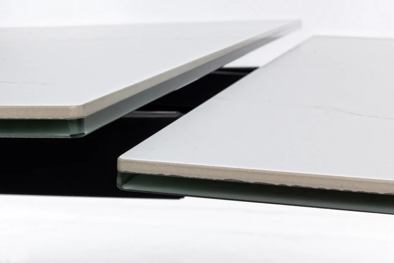 Tavolo allungabile Blazar con struttura in acciaio, piano in ceramica e supporto in vetro
