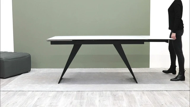 Tavolo allungabile Blazar con struttura in acciaio, piano in ceramica e supporto in vetro