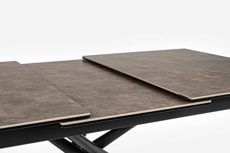 Tavolo allungabile Seyfert con struttura in acciaio, piano in ceramica e supporto in vetro