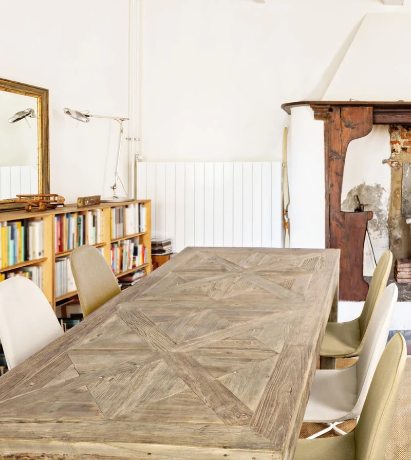 Tavolo Kaily rettangolare, con gambe, piano con lavorazione anticata a parquet, stile classico