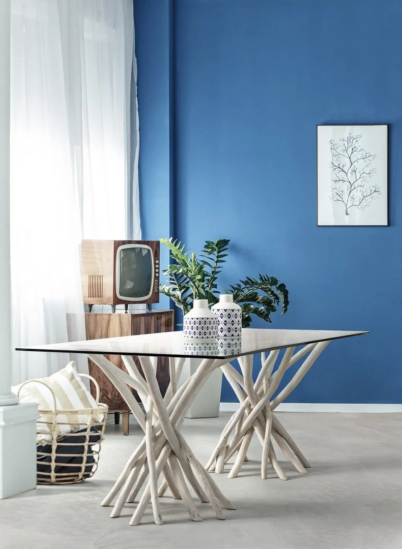 Tavolo "C-V Sahel", con gambe in rami di teak, piano in vetro temperato, stile moderno