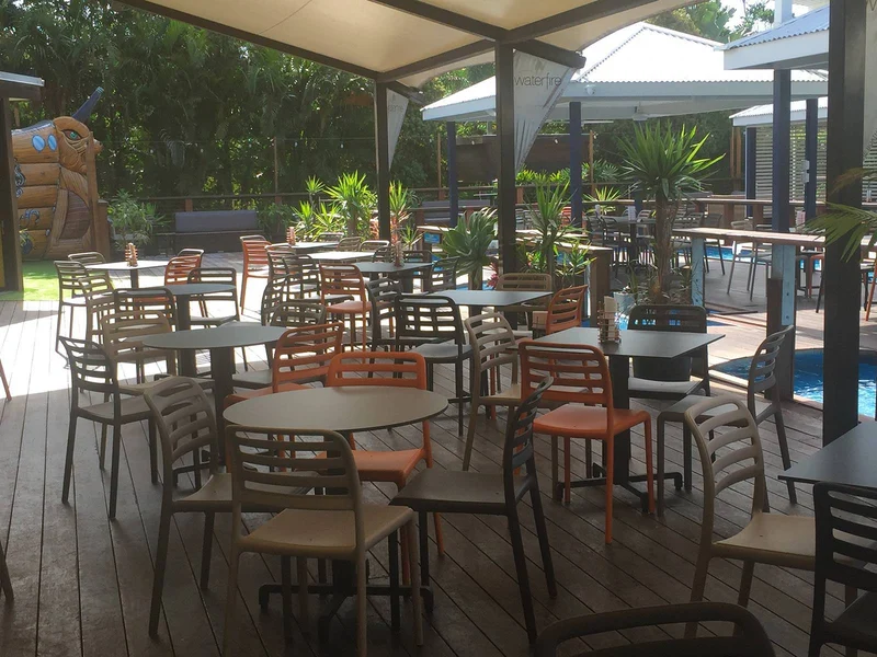 Poltrona "Costa" in fiber-glass per giardino, bar e ristorante "Made in Italy"