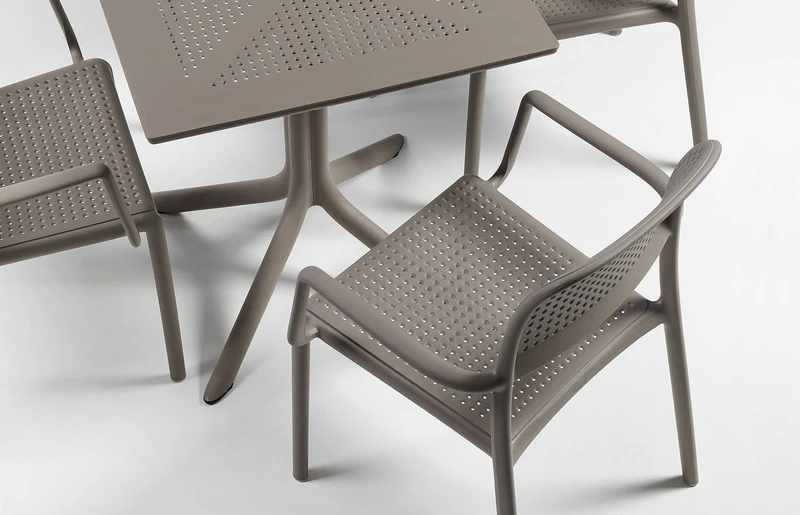 Poltrona "Bora" in fiber-glass per giardino, bar e ristorante "Made in Italy"