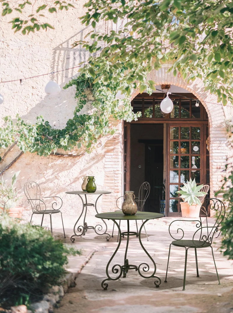 Poltrona "Etienne" colorata in acciaio verniciato a polvere per giardino e bar finitura opaca