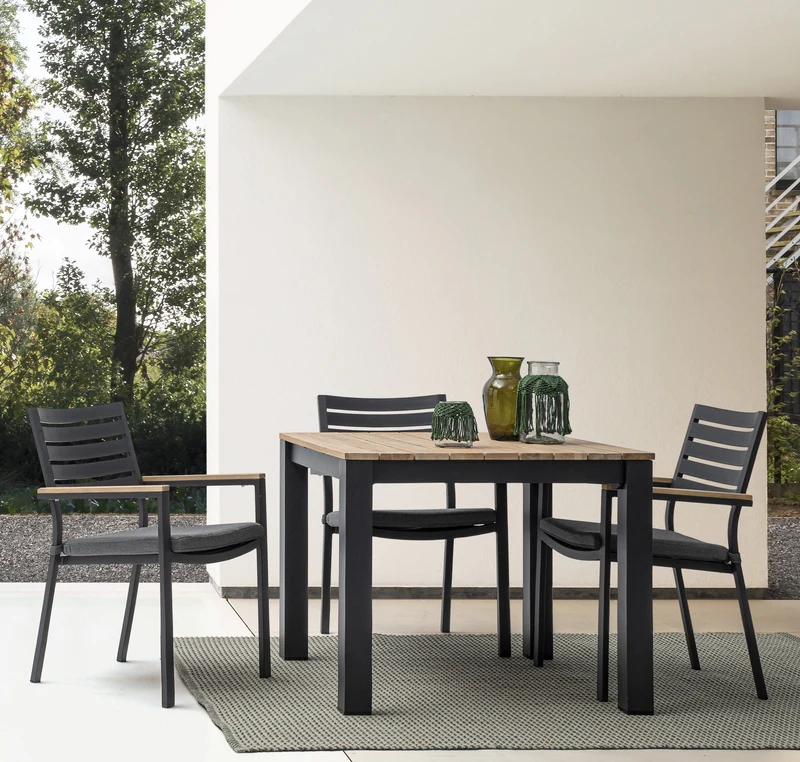 Tavolo quadrato moderno "Kailani" in alluminio verniciato nero e doghe in legno di acacia