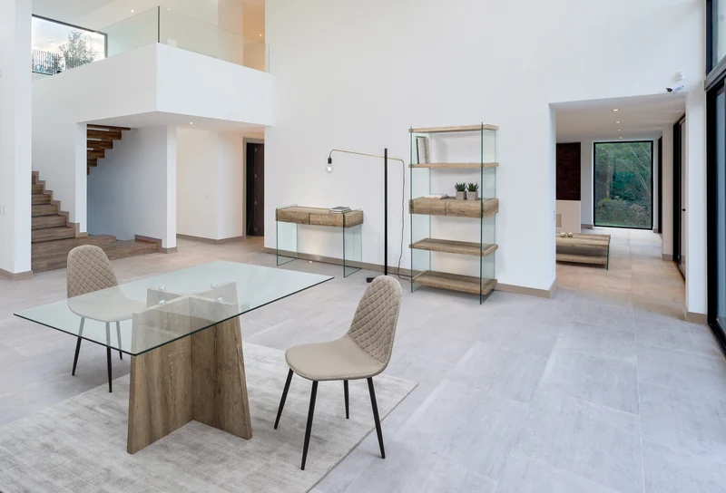 Tavolo "Kenya" con piano in vetro trasparente e piede centrale in legno 160 X 90 cm