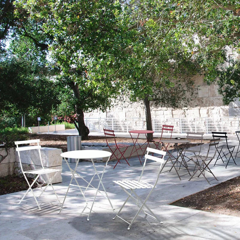 Set "Bistrot Wissant" Tavolino tondo con sedie colorate in acciaio verniciato a polvere per giardino e bar finitura opaca