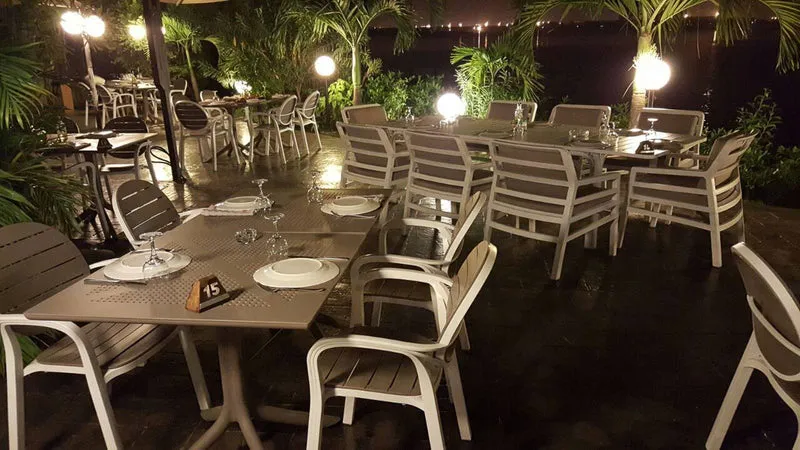 Tavolino "Clip" qualità professionale contract da esterno per bar e ristoranti in fiberglass