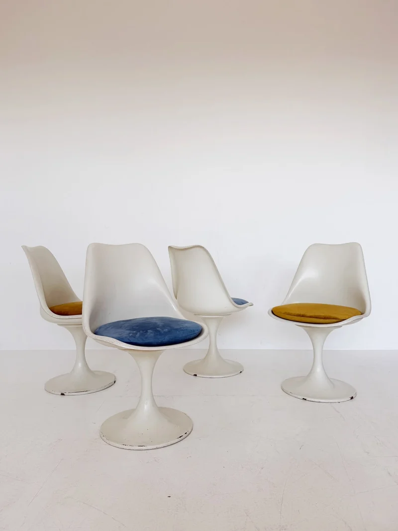 Set di quattro sedie "Play" con base a tulipano, anni '70