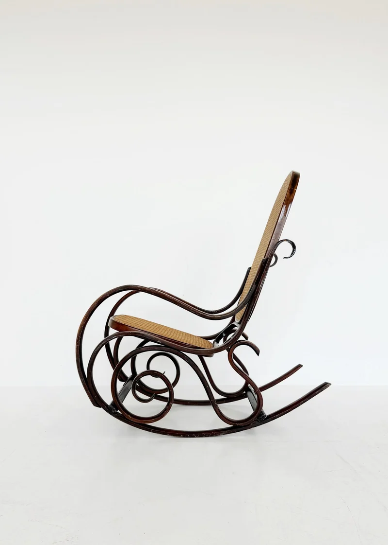 Sedia a dondolo Thonet in faggio curvato e paglia di Vienna, Austria, primi del XX secolo.