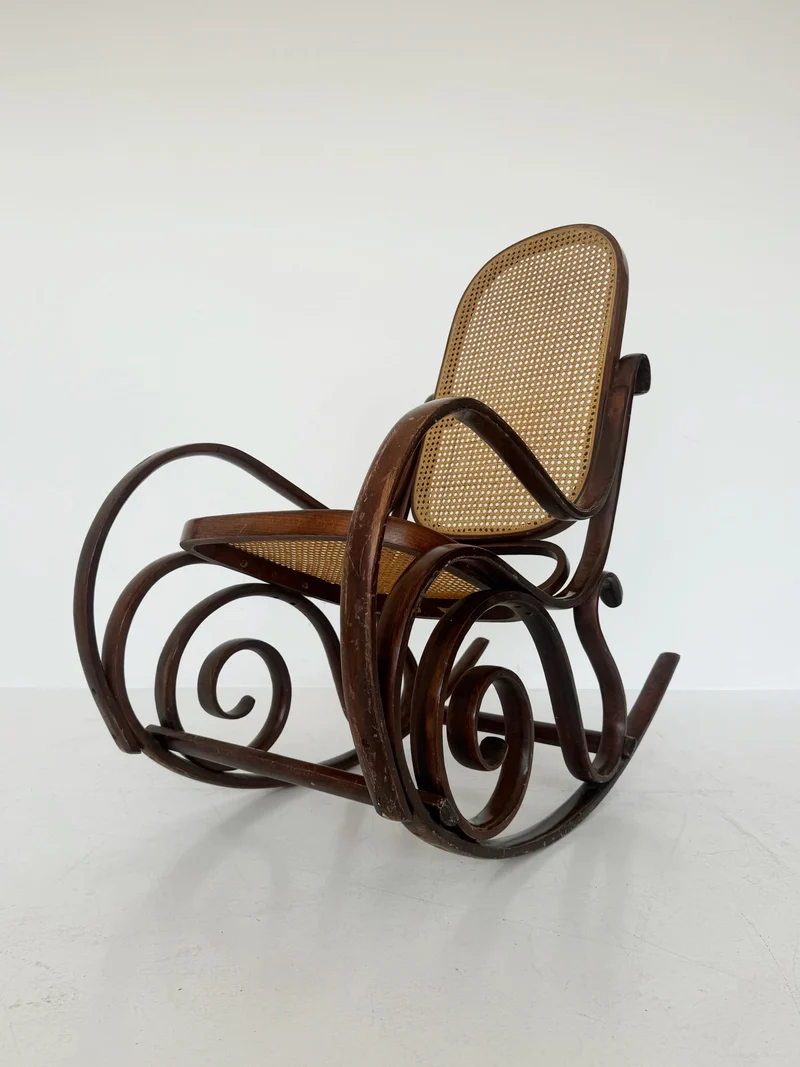 Sedia a dondolo Thonet in faggio curvato e paglia di Vienna, Austria, primi del XX secolo.