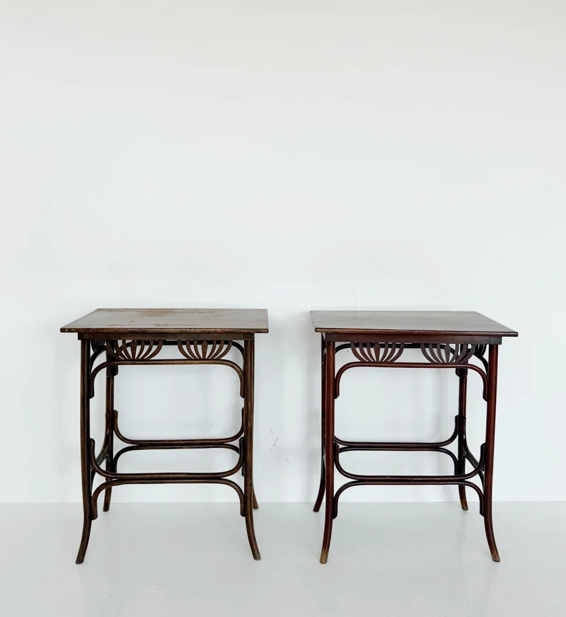 Coppia di tavolini Thonet in legno curvato, Austria, primi del Novecento