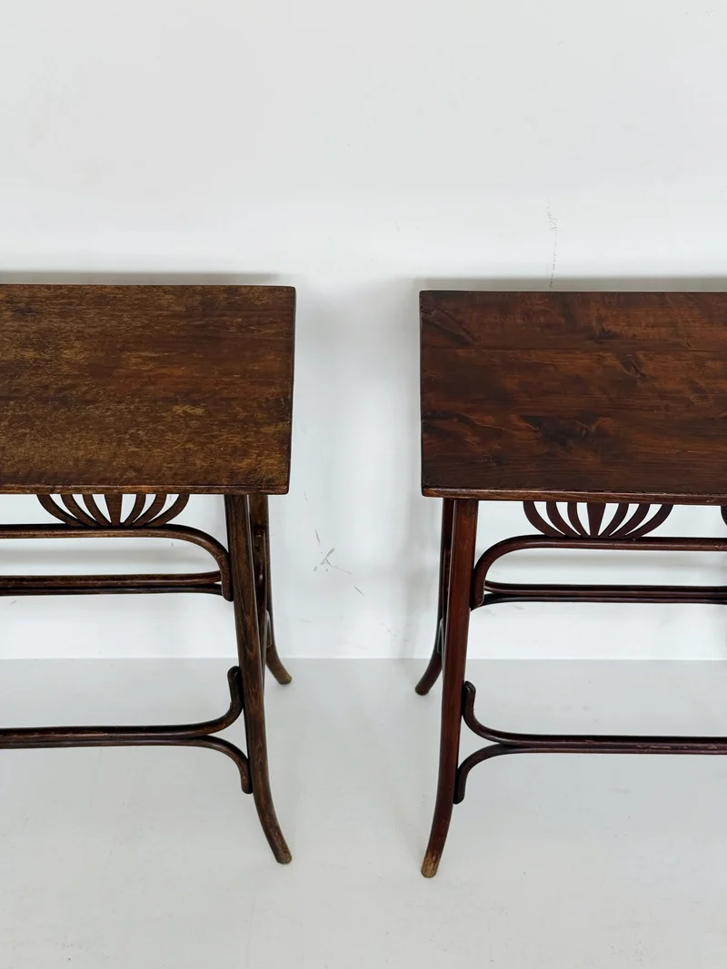 Coppia di tavolini Thonet in legno curvato, Austria, primi del Novecento