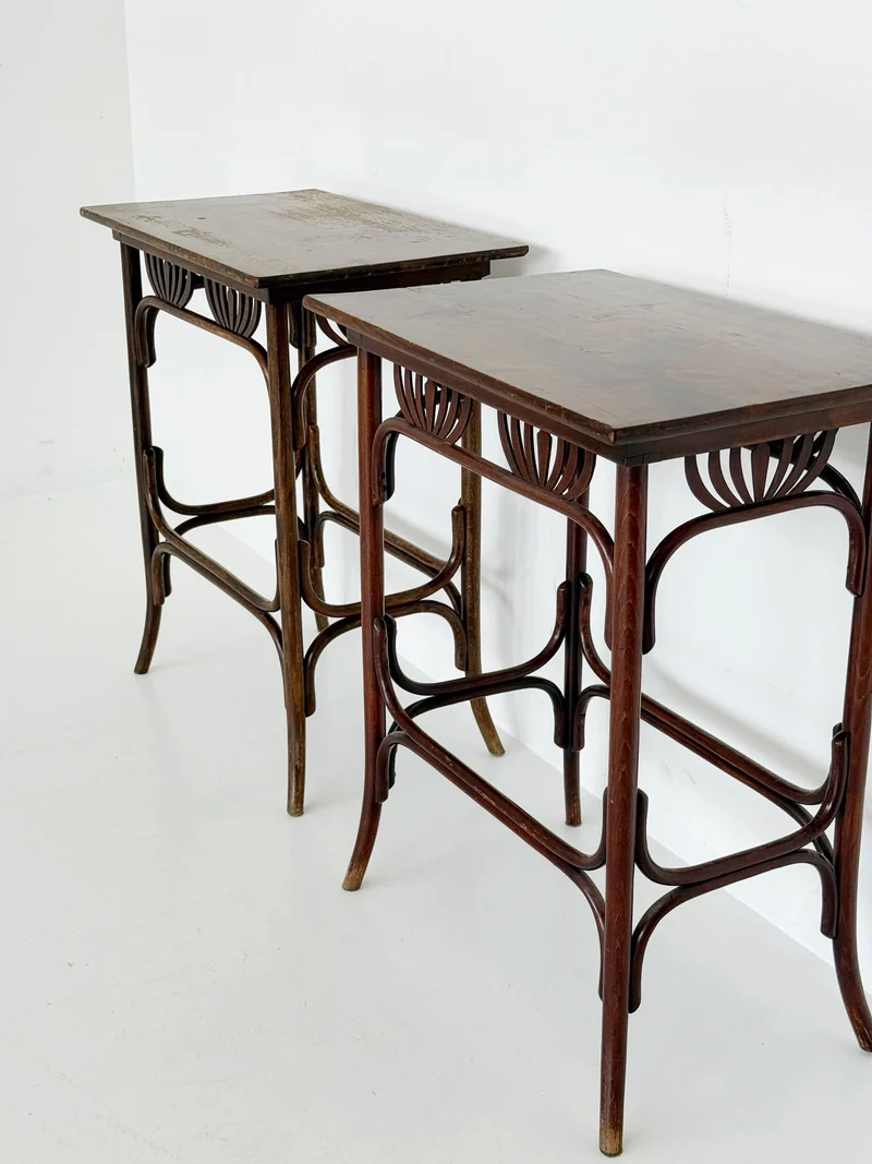 Coppia di tavolini Thonet in legno curvato, Austria, primi del Novecento