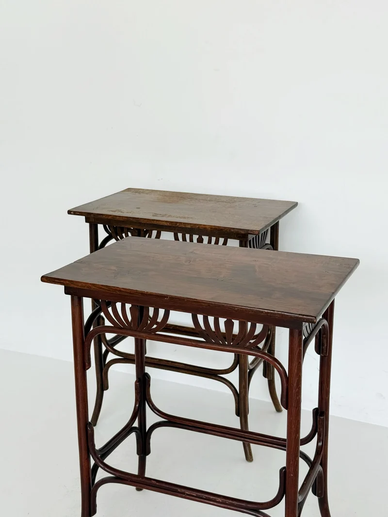 Coppia di tavolini Thonet in legno curvato, Austria, primi del Novecento