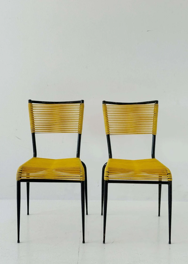 Coppia di sedie design anni '60 con struttura in metallo e plastica intrecciata gialla