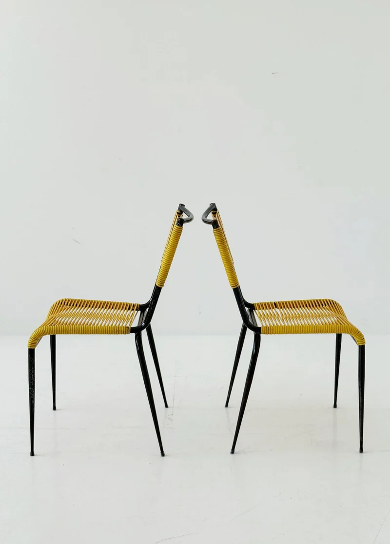 Coppia di sedie design anni '60 con struttura in metallo e plastica intrecciata gialla