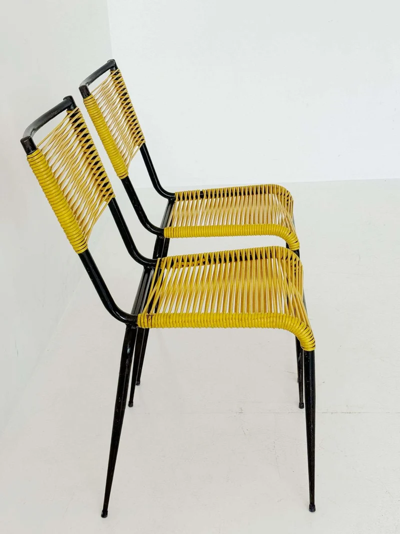 Coppia di sedie design anni '60 con struttura in metallo e plastica intrecciata gialla