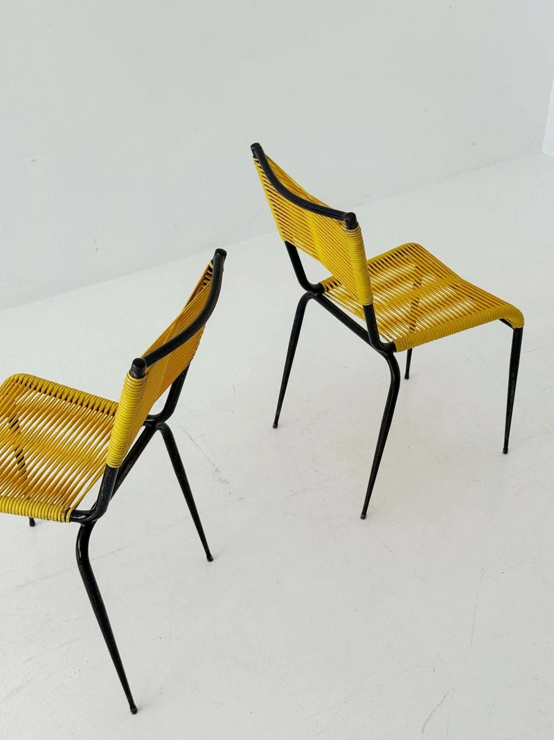 Coppia di sedie design anni '60 con struttura in metallo e plastica intrecciata gialla