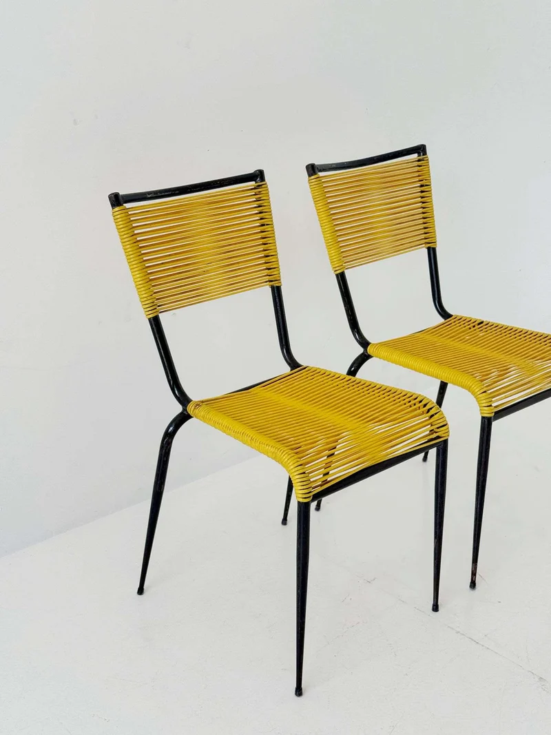 Coppia di sedie design anni '60 con struttura in metallo e plastica intrecciata gialla
