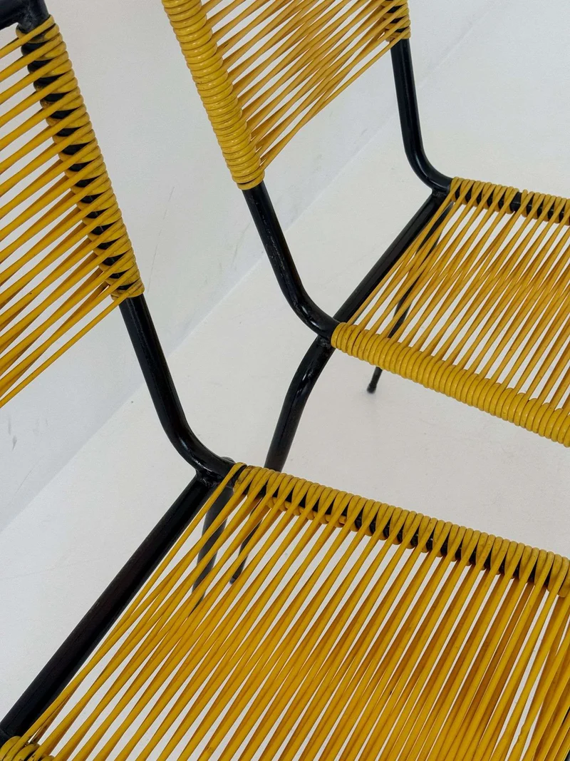 Coppia di sedie design anni '60 con struttura in metallo e plastica intrecciata gialla