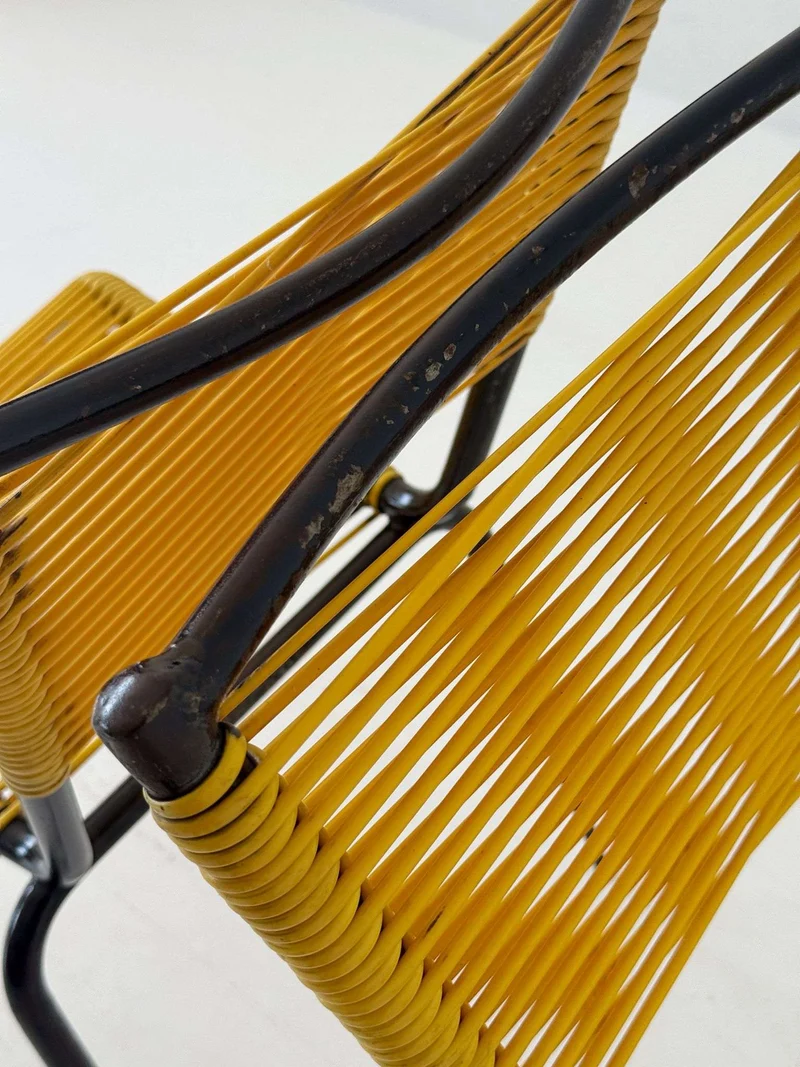 Coppia di sedie design anni '60 con struttura in metallo e plastica intrecciata gialla