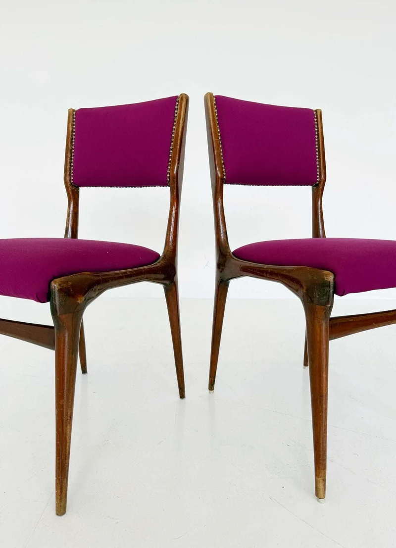 Coppia di sedie italiane in legno anni '50 con tappezzeria fucsia