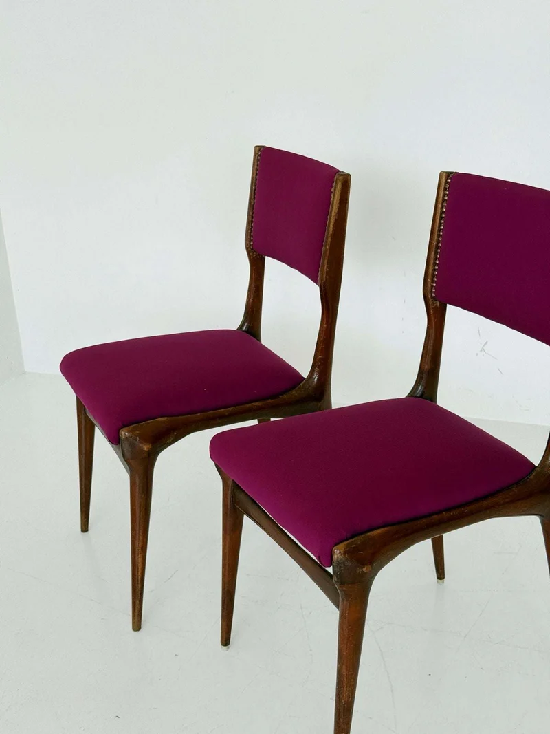 Coppia di sedie italiane in legno anni '50 con tappezzeria fucsia
