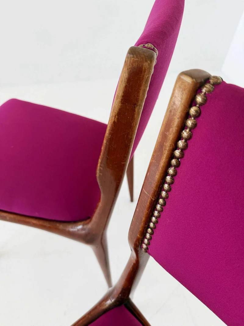 Coppia di sedie italiane in legno anni '50 con tappezzeria fucsia