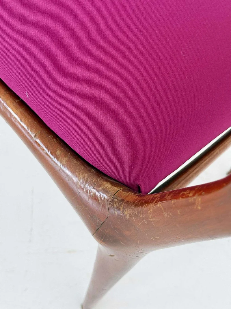 Coppia di sedie italiane in legno anni '50 con tappezzeria fucsia