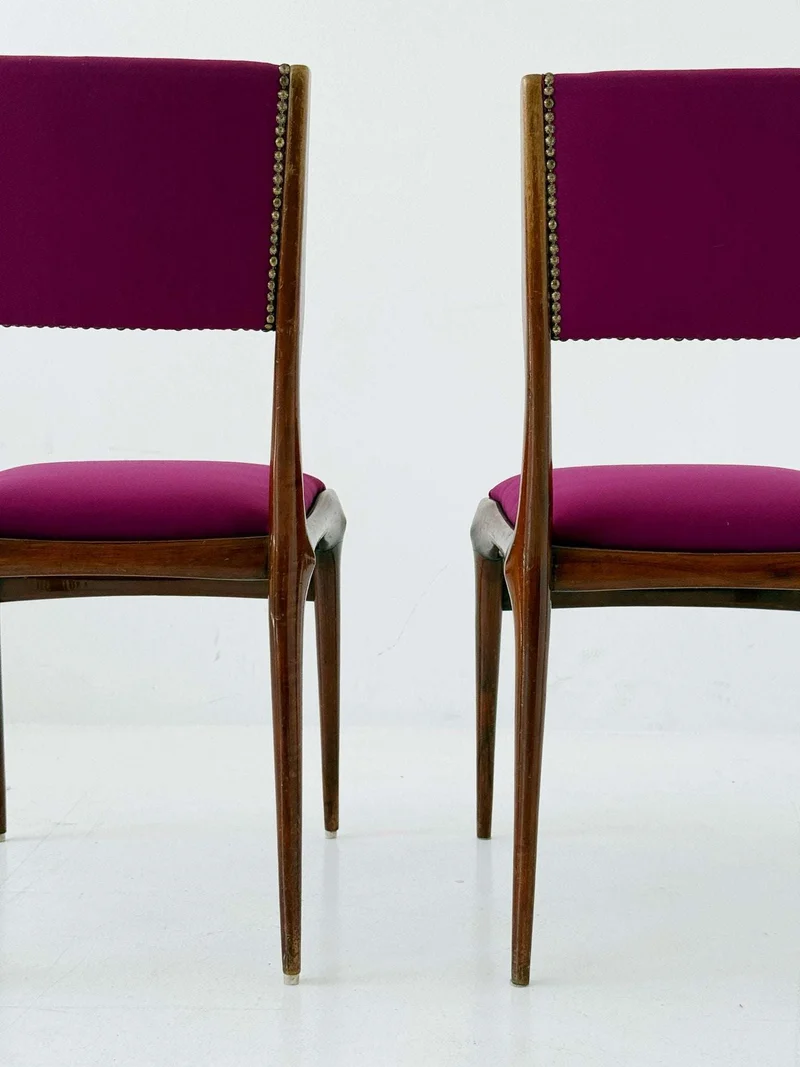 Coppia di sedie italiane in legno anni '50 con tappezzeria fucsia