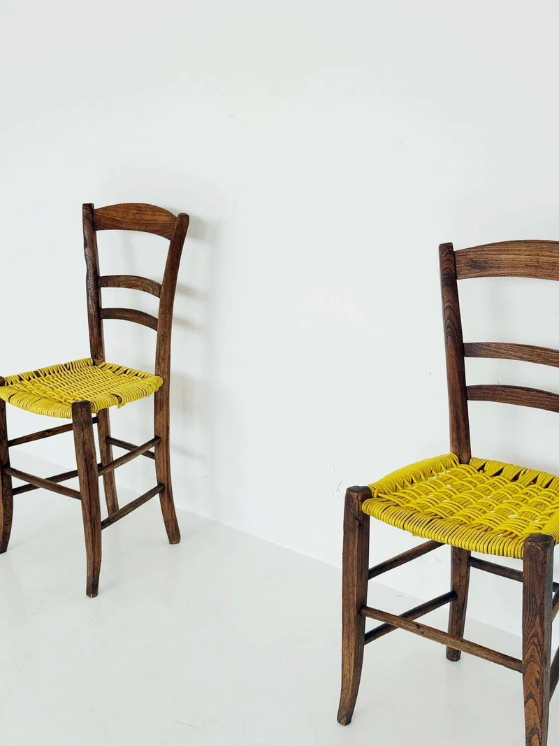 Coppia di sedie in legno anni '60 con seduta in tessuto giallo