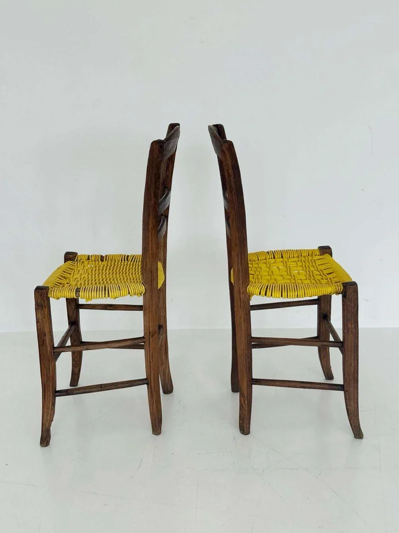 Coppia di sedie in legno anni '60 con seduta in tessuto giallo