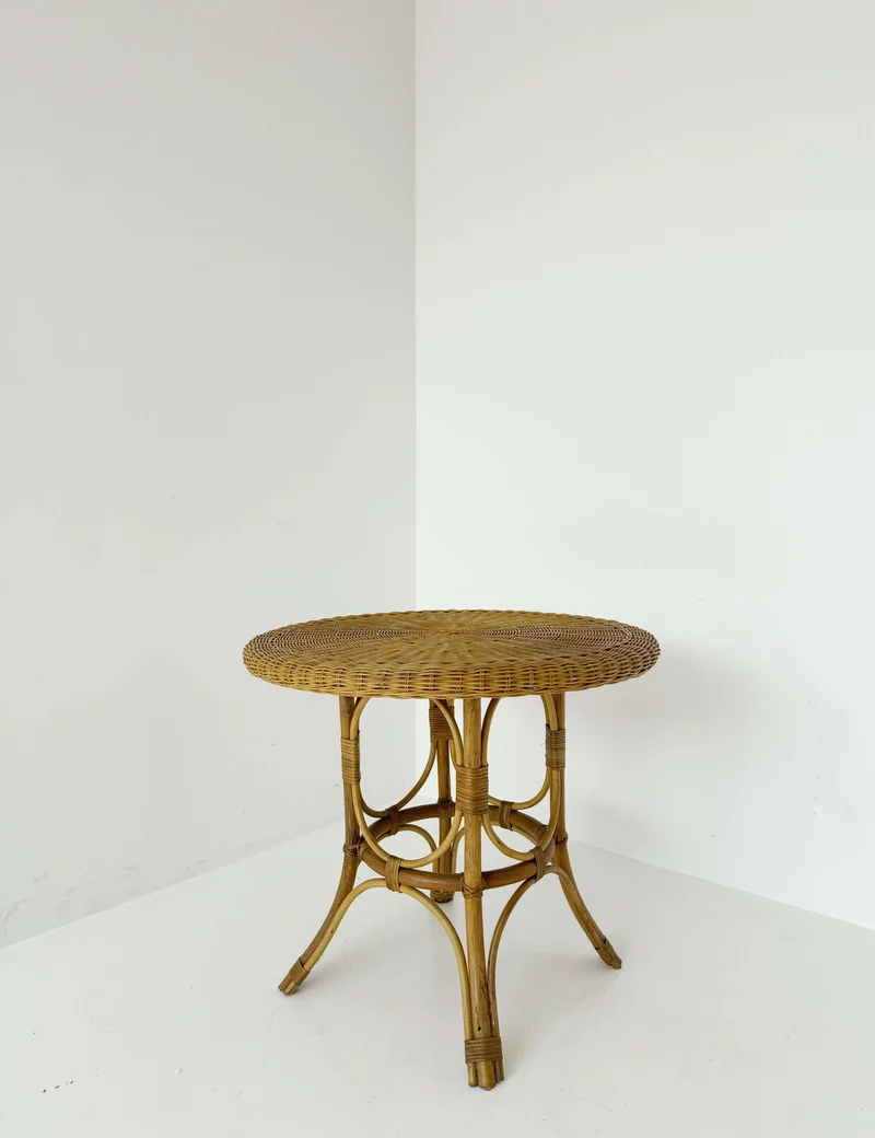 Tavolo rotondo in rattan intrecciato, 1960