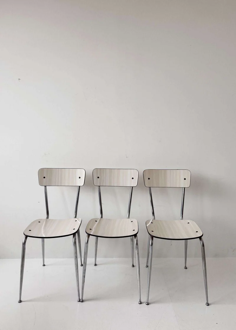 Tre sedie di formica beige
