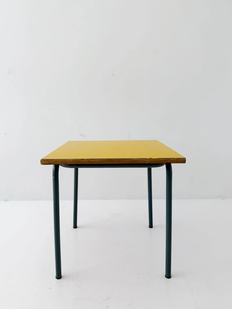 Tavolino da caffè anni '60 con piano giallo e struttura in metallo