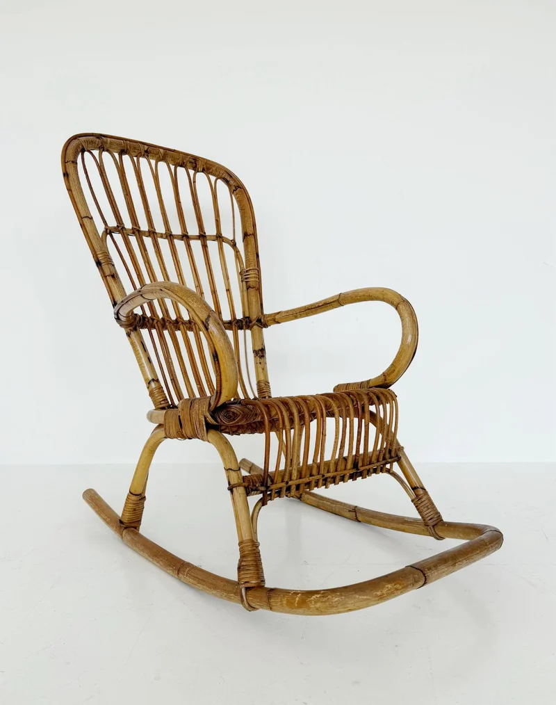 Sedia a dondolo in rattan