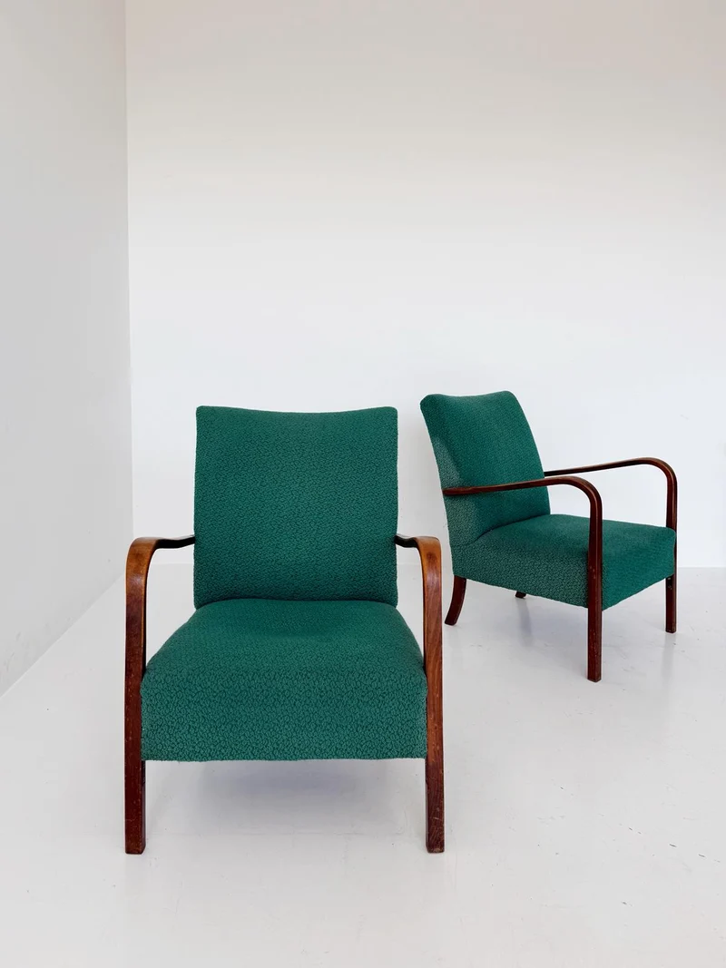 Una coppia di poltrone italiane anni '50 dalla linea semplice ed elegante