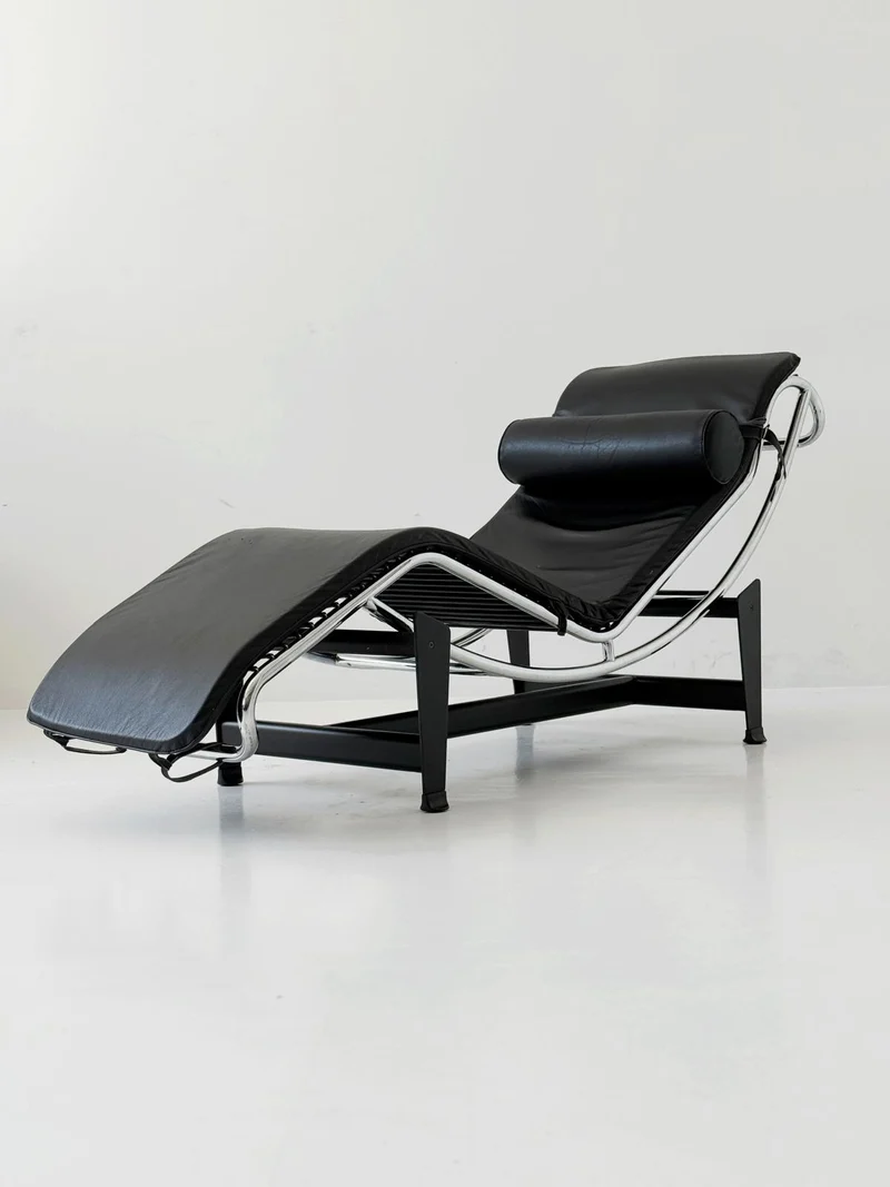 Chaise longue in pelle nera e metallo cromato – stile modernista