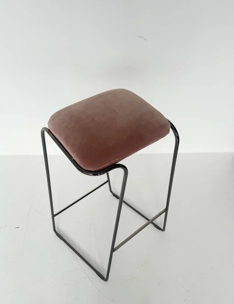 Sgabello in metallo con seduta imbottita in rosa antico