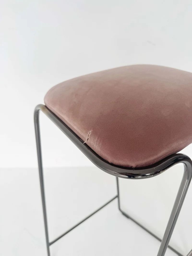 Sgabello in metallo con seduta imbottita in rosa antico