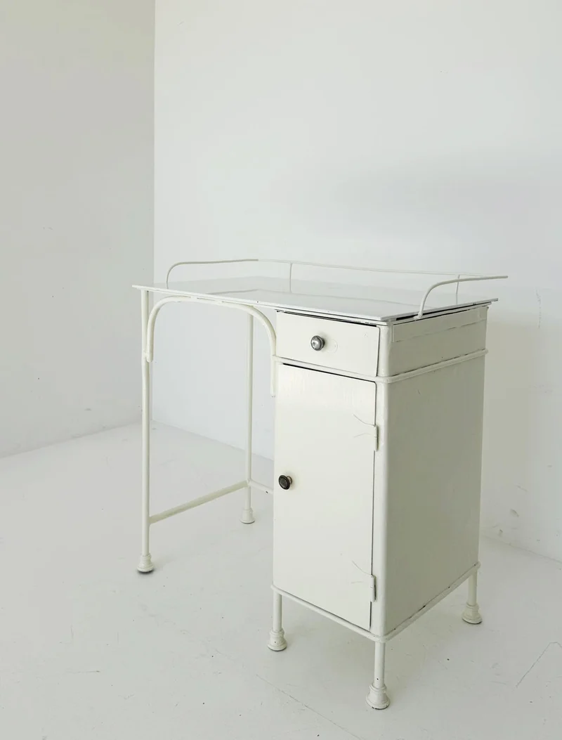 Scrivania in metallo anni '30 con ripiano in vetro bianco