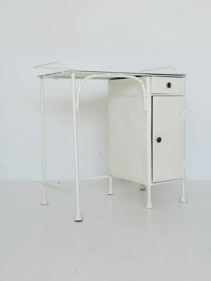Scrivania in metallo anni '30 con ripiano in vetro bianco