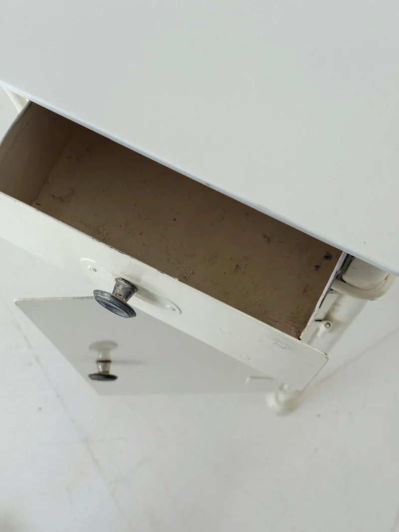 Scrivania in metallo anni '30 con ripiano in vetro bianco
