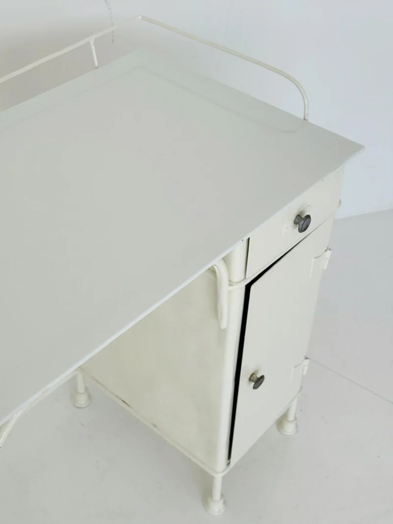 Scrivania in metallo anni '30 con ripiano in vetro bianco