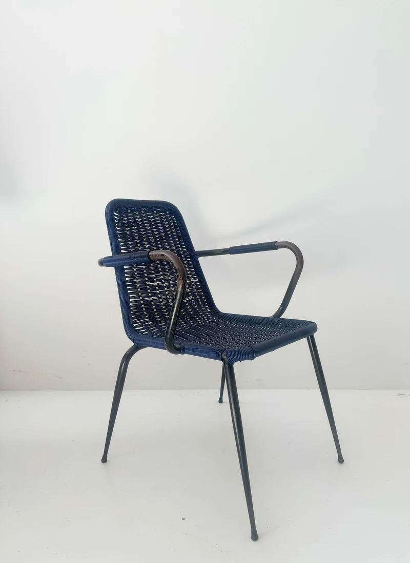 Sedia blu intrecciata con braccioli