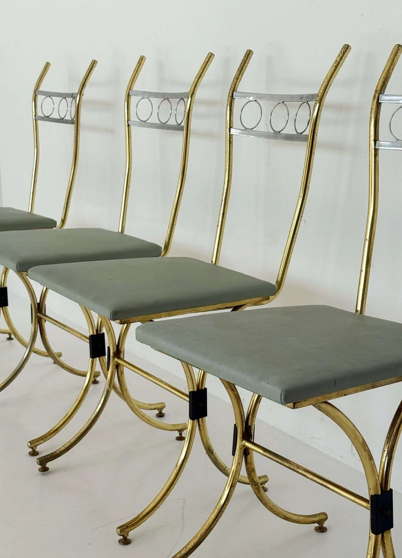 Set di 4 sedie in metallo con finitura dorata e seduta imbottita – anni '50/'60
