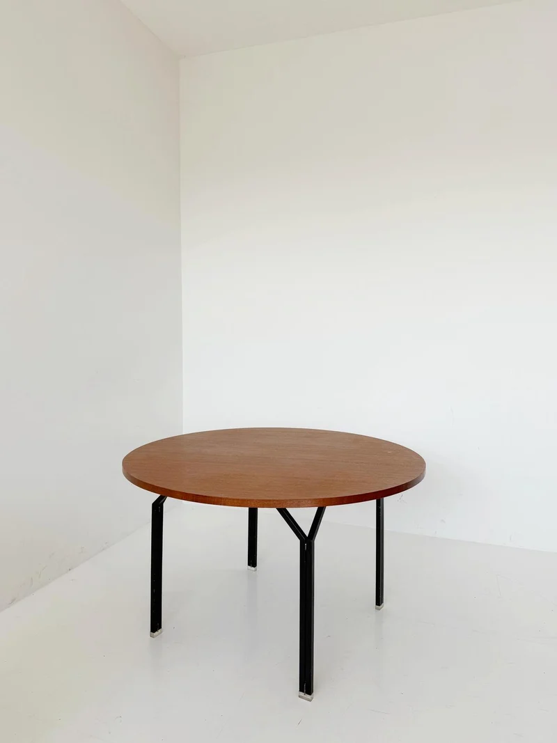 Tavolo rotondo anni '60 in legno e metallo