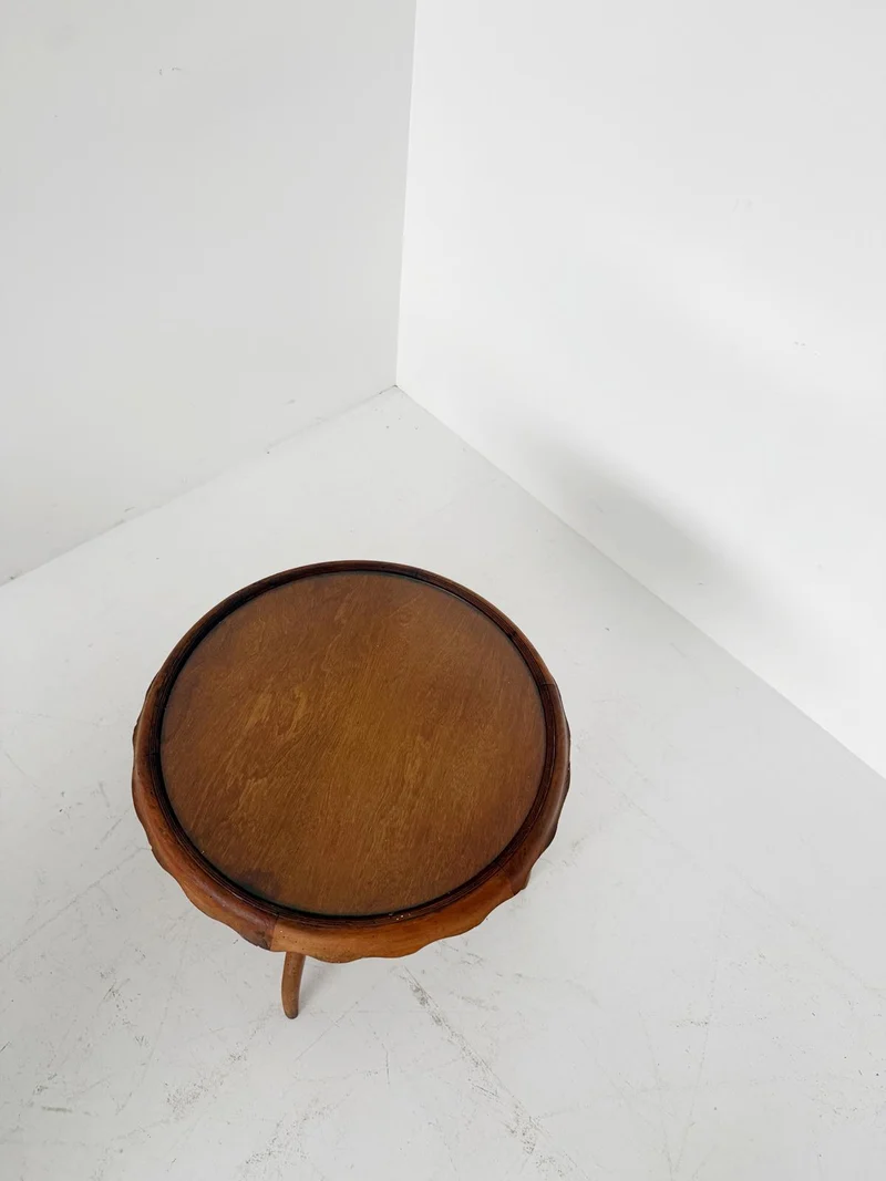 Tavolino rotondo con piano in vetro e struttura in legno