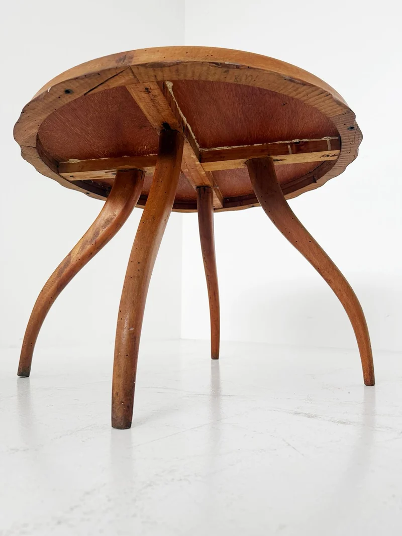 Tavolino rotondo con piano in vetro e struttura in legno